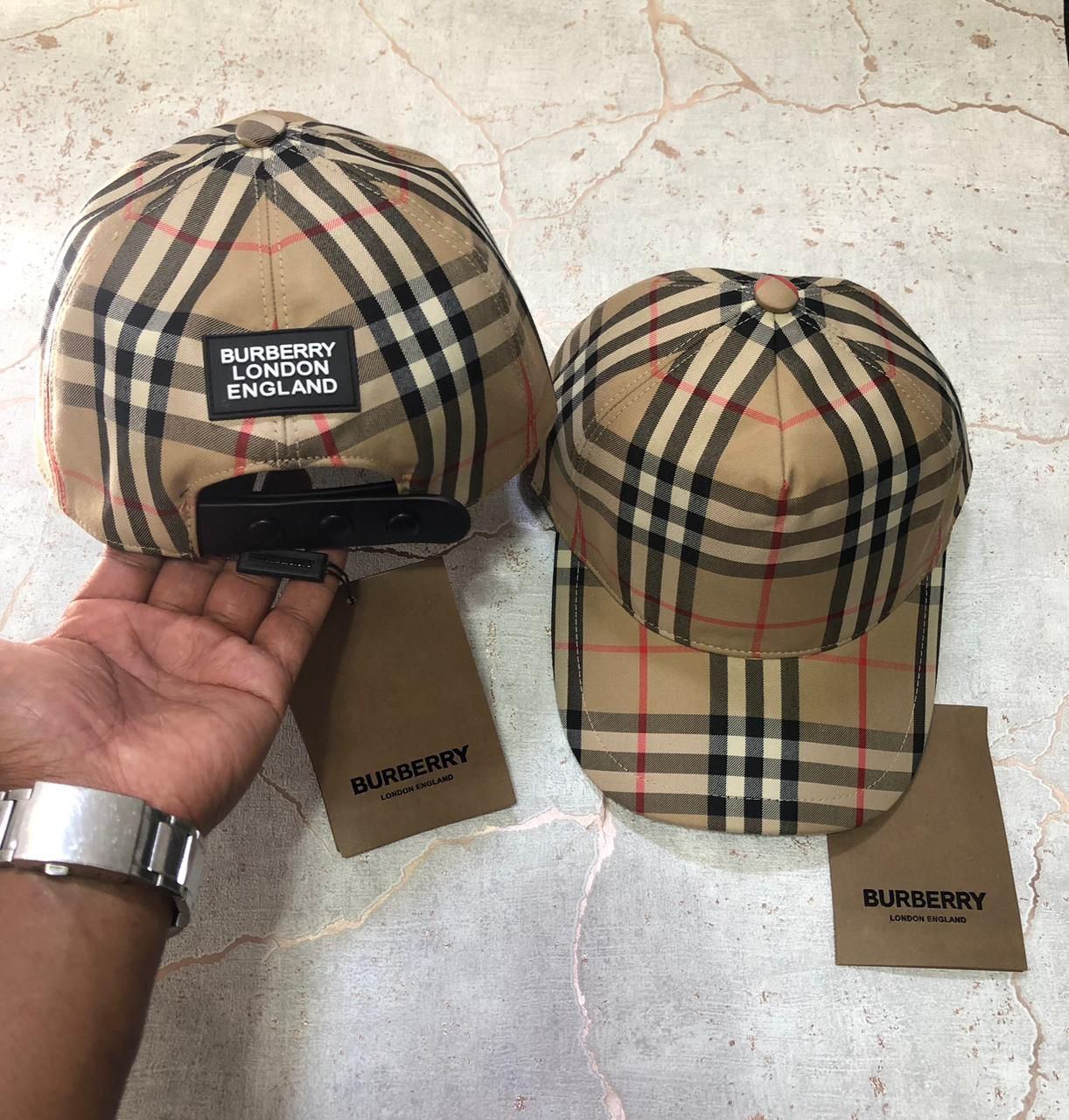 GORRA BURBERRY !!